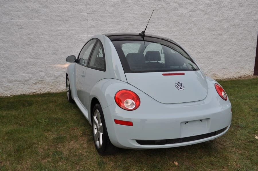 2010 Volkswagen New Beetle - Image 3 of 12