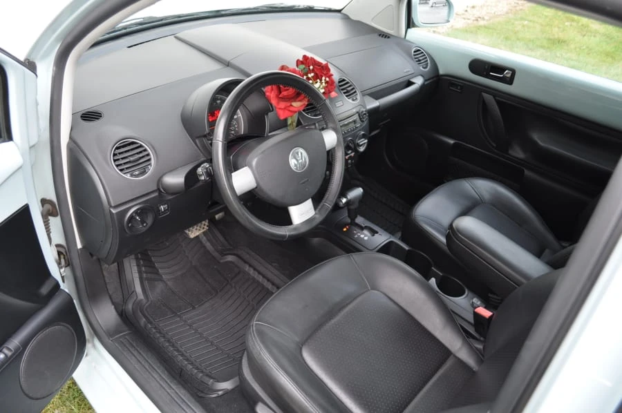 2010 Volkswagen New Beetle - Image 4 of 12