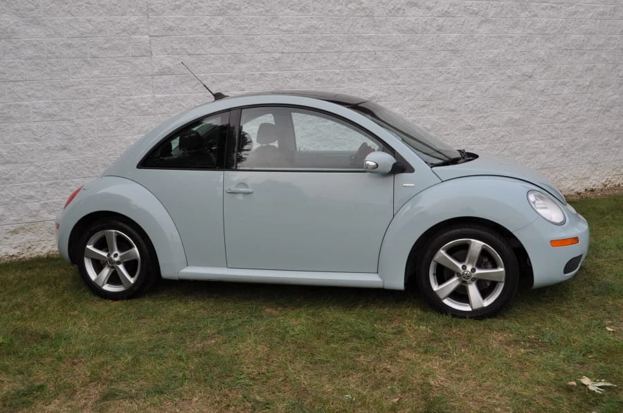 2010 Volkswagen New Beetle - Image 9 of 12