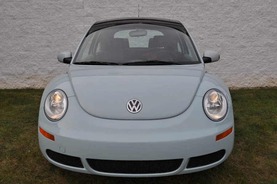 2010 Volkswagen New Beetle - Image 10 of 12