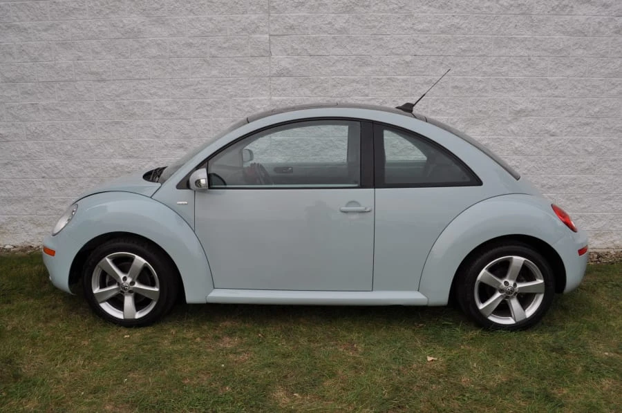 2010 Volkswagen New Beetle - Image 2 of 12