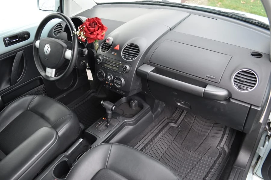 2010 Volkswagen New Beetle - Image 5 of 12