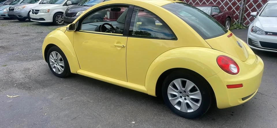 2010 Volkswagen New Beetle - Image 2 of 14