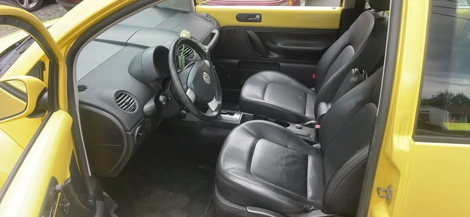 2010 Volkswagen New Beetle - Image 8 of 14