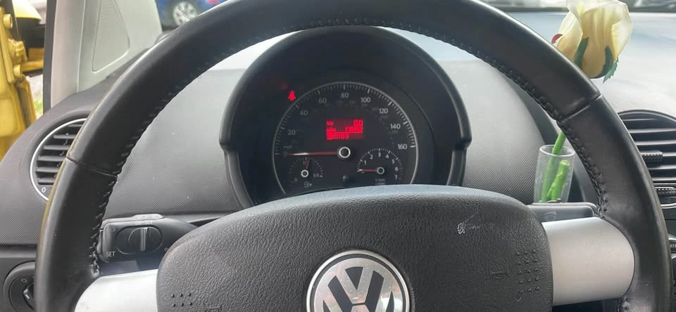 2010 Volkswagen New Beetle - Image 11 of 14