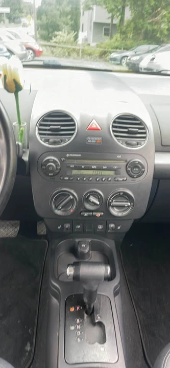 2010 Volkswagen New Beetle - Image 10 of 14
