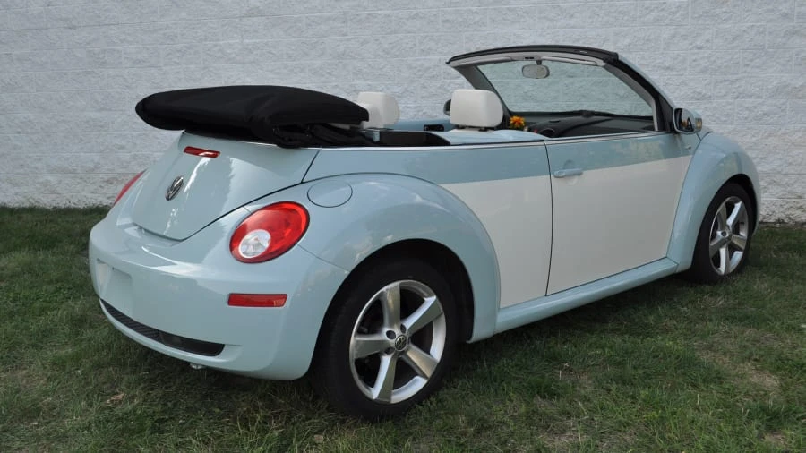 2010 Volkswagen New Beetle - Image 2 of 10