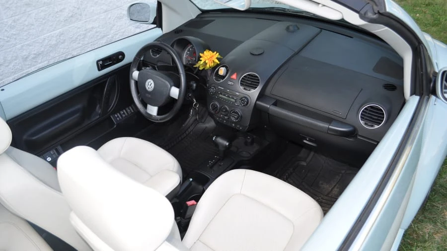 2010 Volkswagen New Beetle - Image 3 of 10