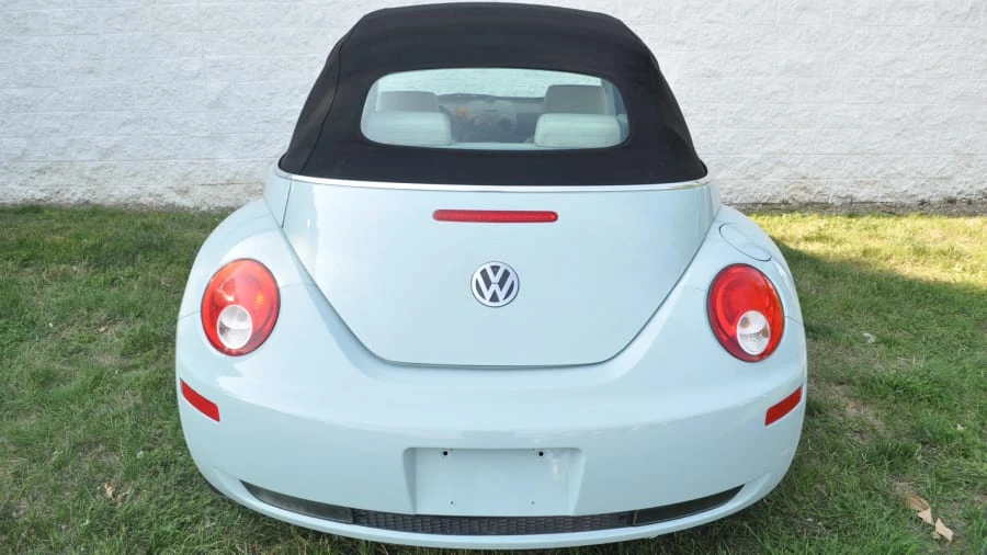 2010 Volkswagen New Beetle - Image 7 of 10