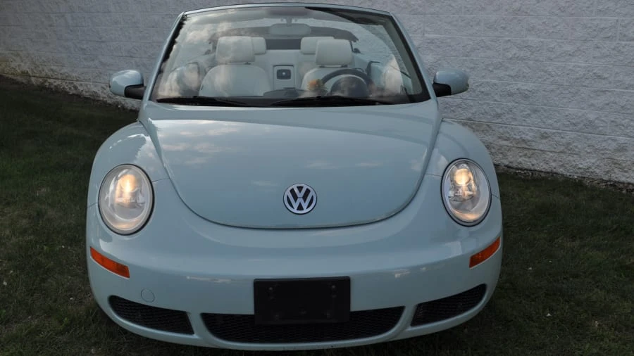 2010 Volkswagen New Beetle - Image 8 of 10