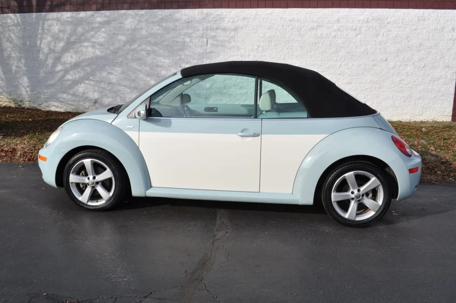 2010 Volkswagen New Beetle - Image 11 of 12