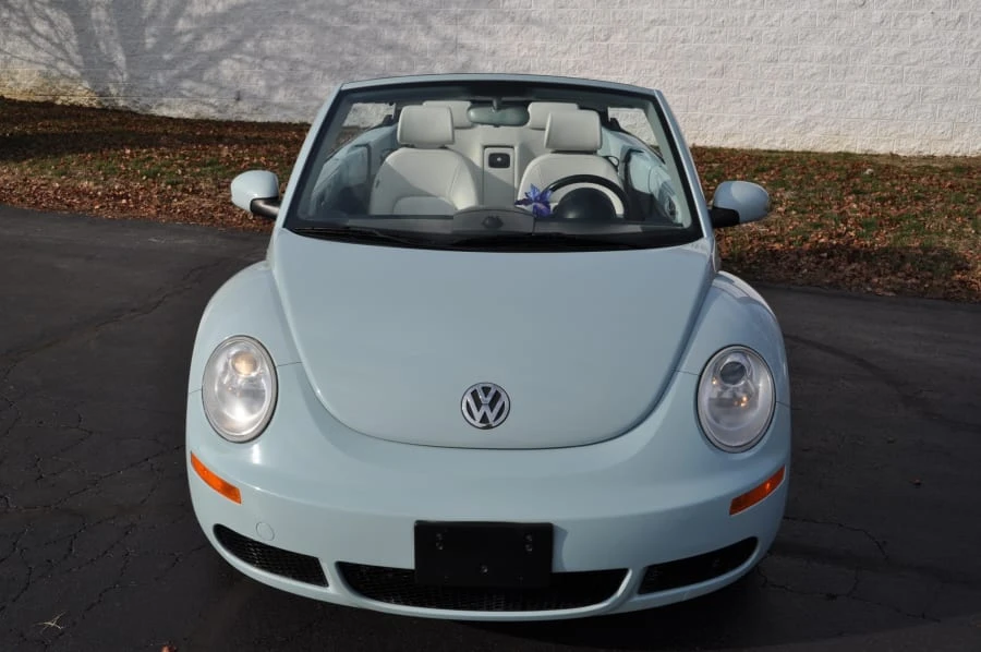 2010 Volkswagen New Beetle - Image 9 of 12