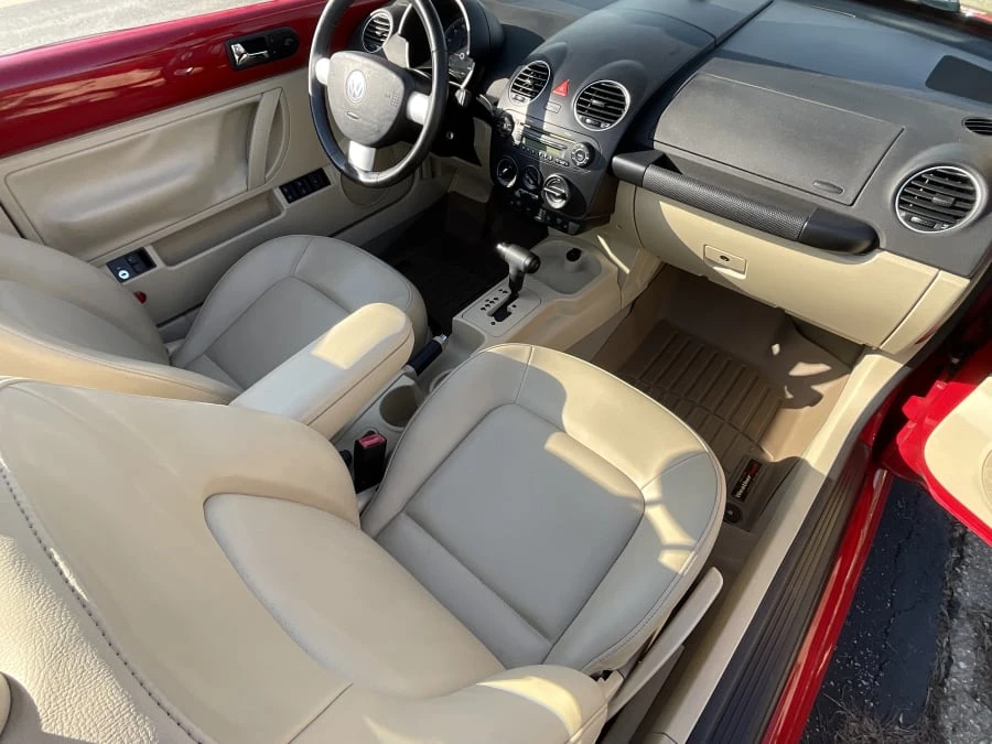 2010 Volkswagen New Beetle - Image 10 of 14