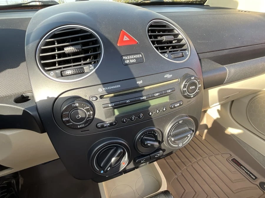 2010 Volkswagen New Beetle - Image 9 of 14