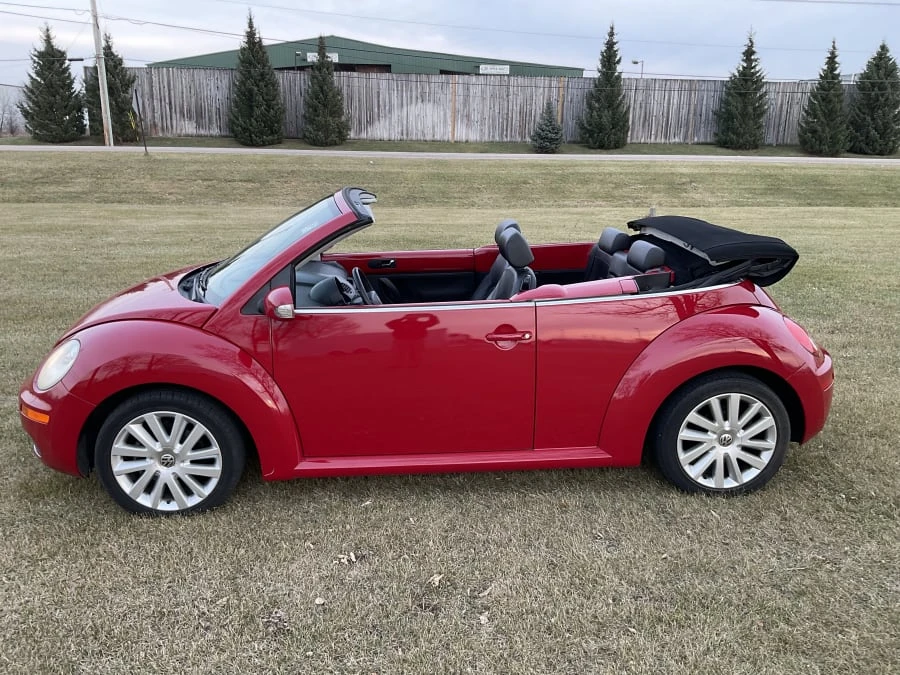 2010 Volkswagen New Beetle - Image 2 of 9