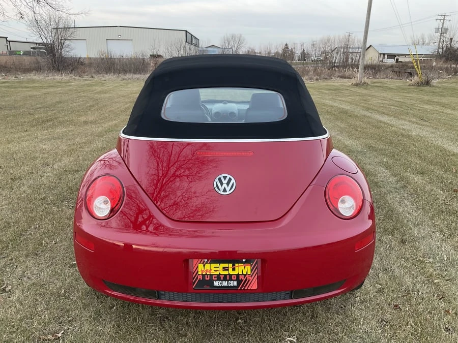 2010 Volkswagen New Beetle - Image 7 of 9