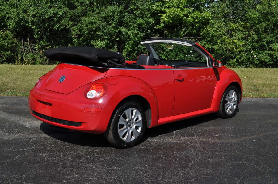 2010 Volkswagen New Beetle - Image 9 of 12