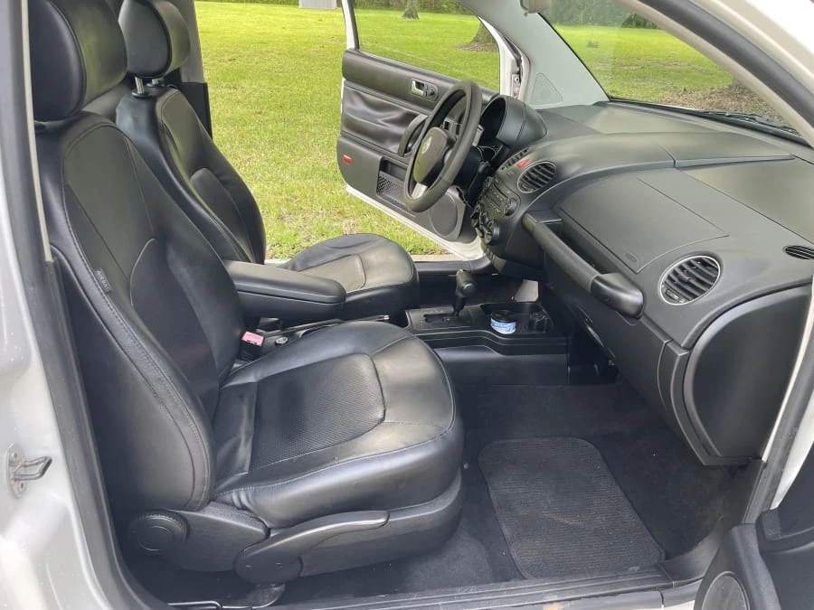 2010 Volkswagen New Beetle - Image 20 of 26