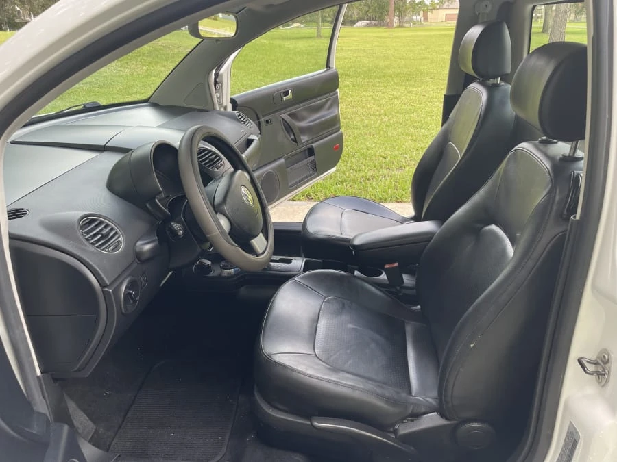 2010 Volkswagen New Beetle - Image 21 of 26