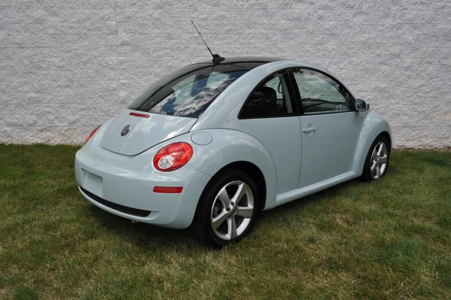 2010 Volkswagen New Beetle - Image 3 of 10