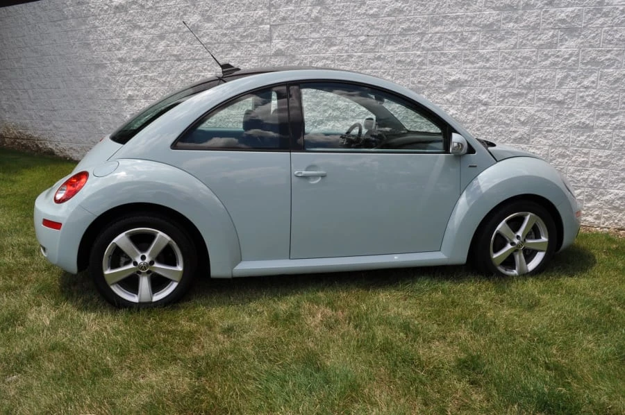 2010 Volkswagen New Beetle - Image 2 of 10