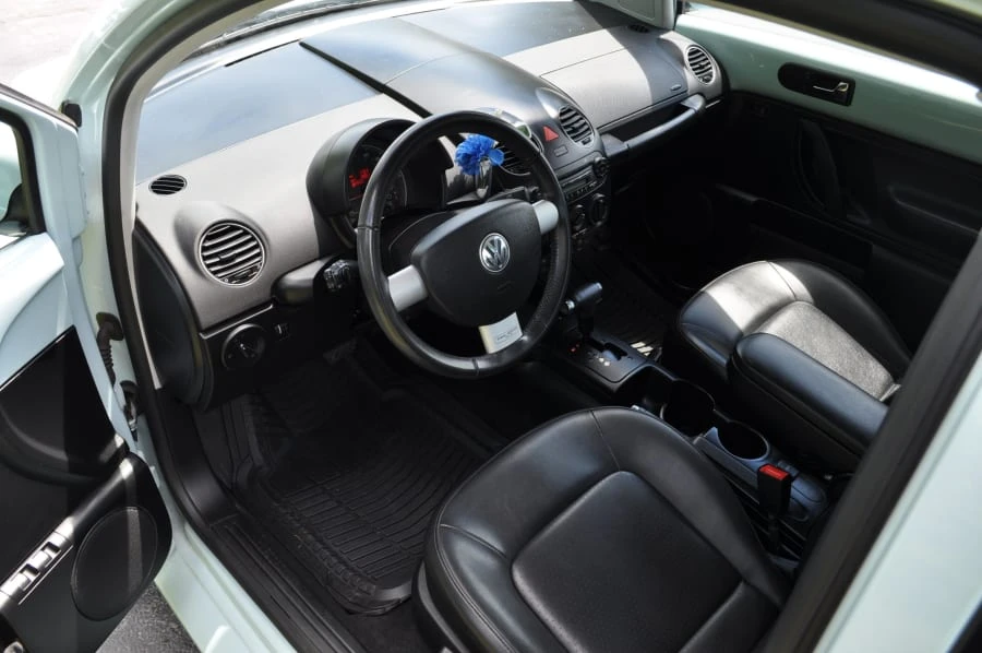 2010 Volkswagen New Beetle - Image 4 of 10