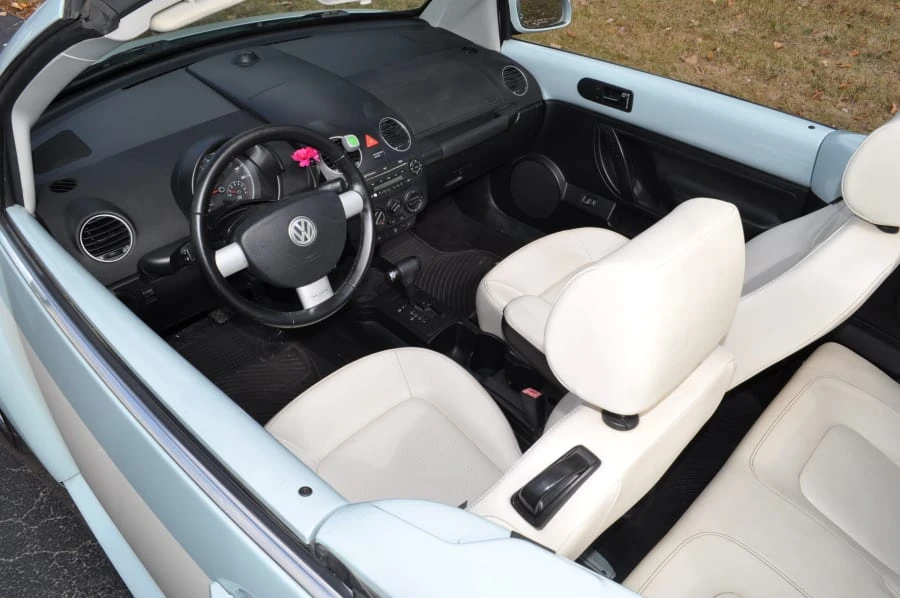 2010 Volkswagen New Beetle - Image 3 of 10