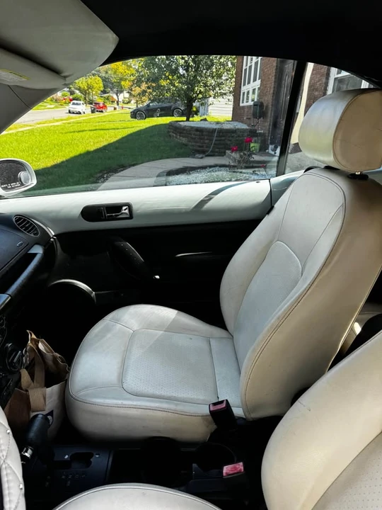 2010 Volkswagen New Beetle - Image 7 of 8