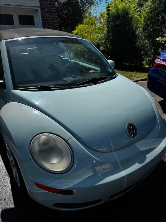 2010 Volkswagen New Beetle - Image 2 of 8