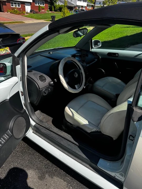 2010 Volkswagen New Beetle - Image 5 of 8