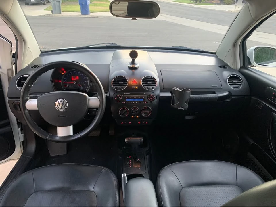 2010 Volkswagen New Beetle - Image 9 of 10