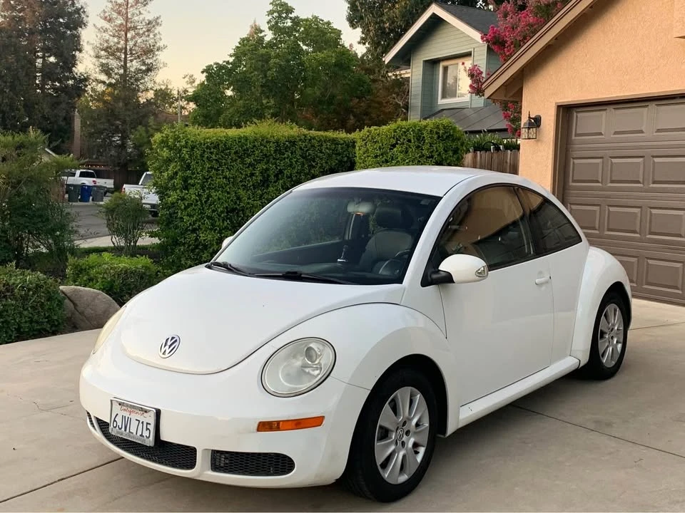 2010 Volkswagen New Beetle - Image 2 of 10