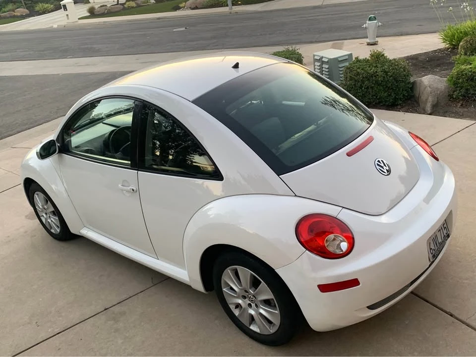 2010 Volkswagen New Beetle - Image 5 of 10