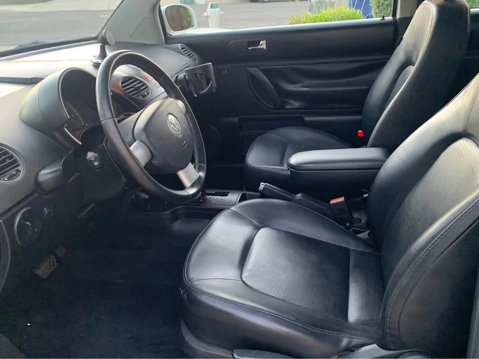 2010 Volkswagen New Beetle - Image 6 of 10