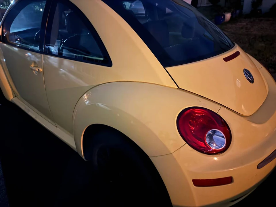 2010 Volkswagen New Beetle - Image 11 of 13