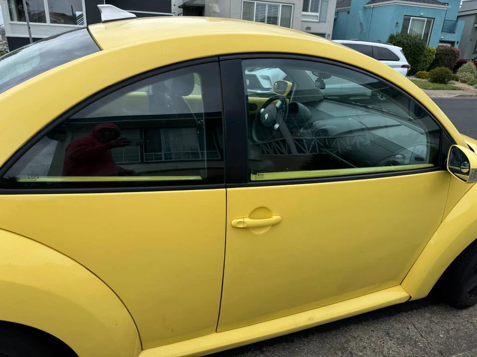 2010 Volkswagen New Beetle - Image 2 of 13