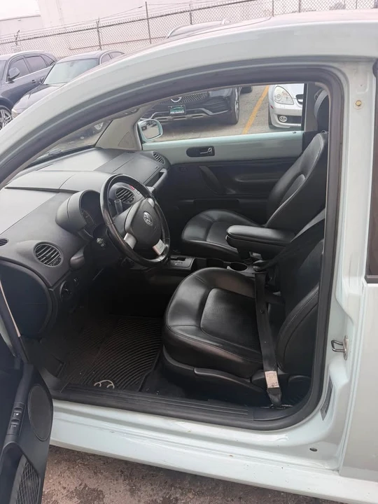2010 Volkswagen New Beetle - Image 6 of 10