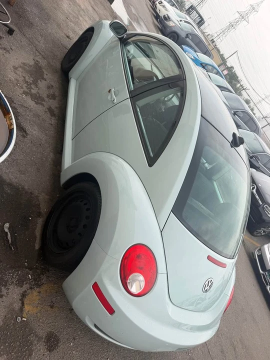 2010 Volkswagen New Beetle - Image 5 of 10
