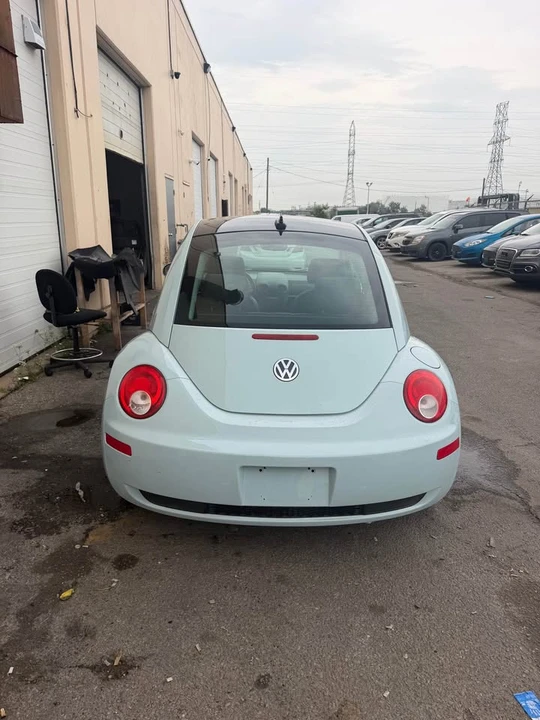2010 Volkswagen New Beetle - Image 2 of 10