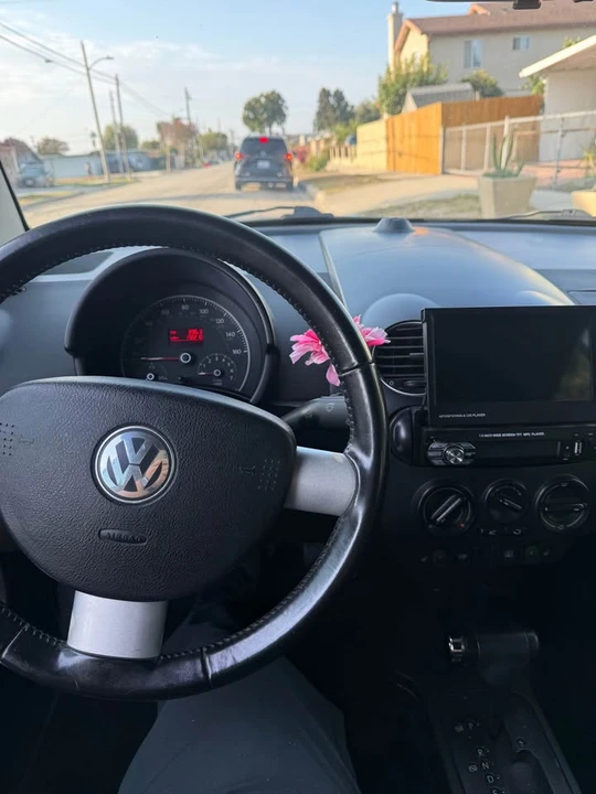 2010 Volkswagen New Beetle - Image 9 of 15
