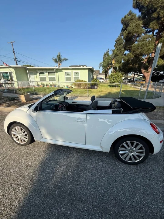 2010 Volkswagen New Beetle - Image 12 of 15
