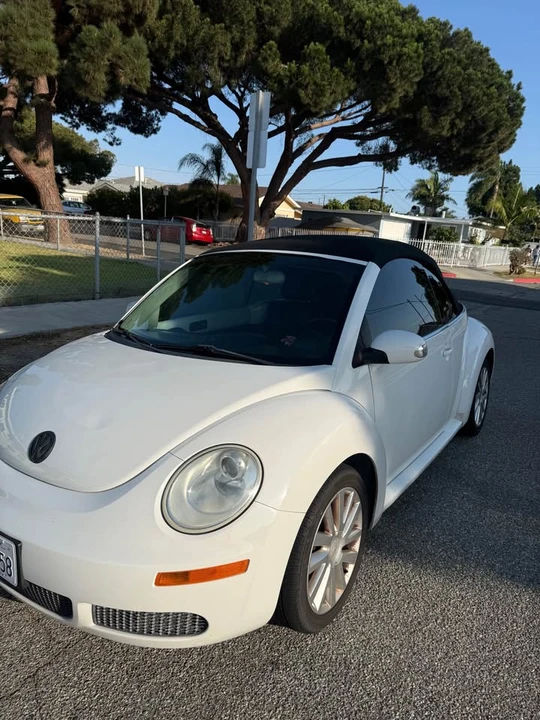 2010 Volkswagen New Beetle - Image 2 of 15