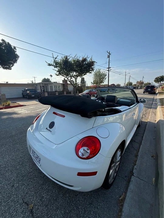 2010 Volkswagen New Beetle - Image 14 of 15