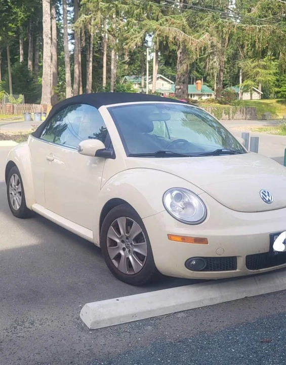 2010 Volkswagen New Beetle - Image 5 of 6