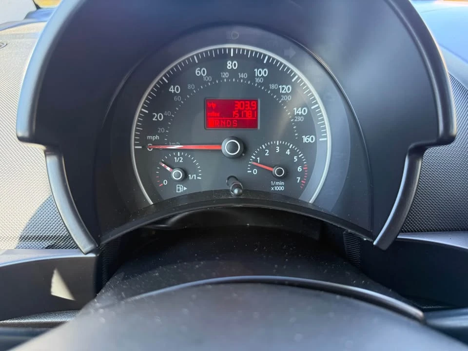 2010 Volkswagen New Beetle - Image 9 of 10