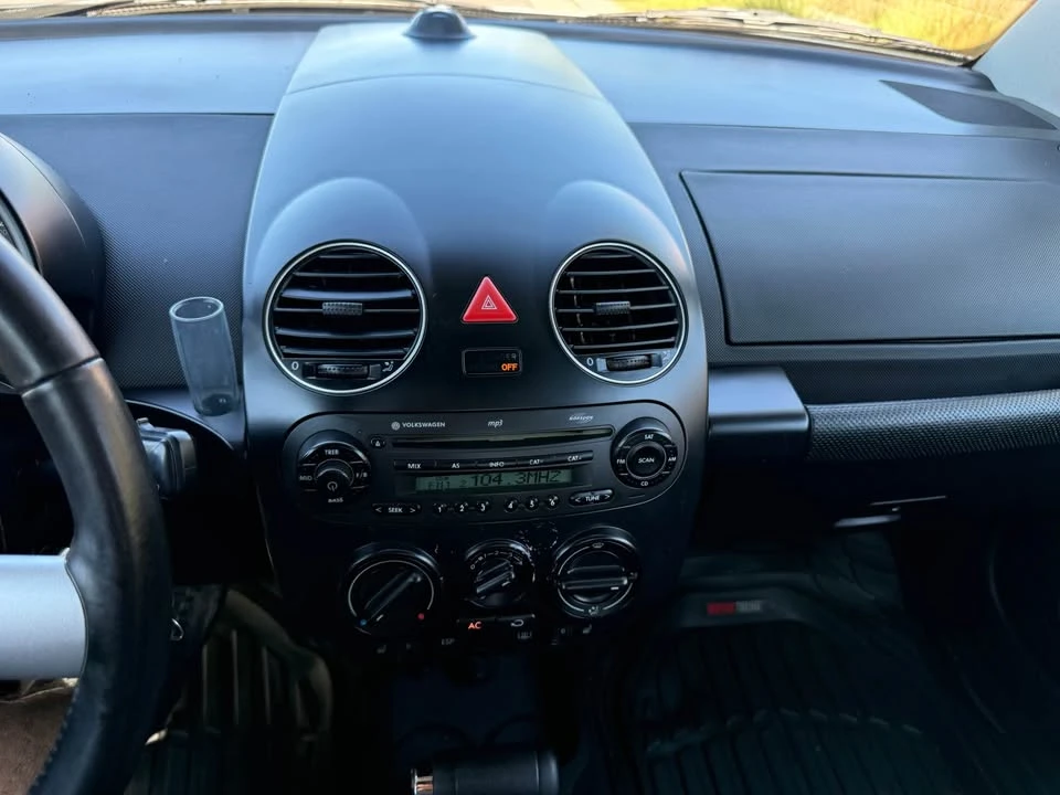 2010 Volkswagen New Beetle - Image 10 of 10