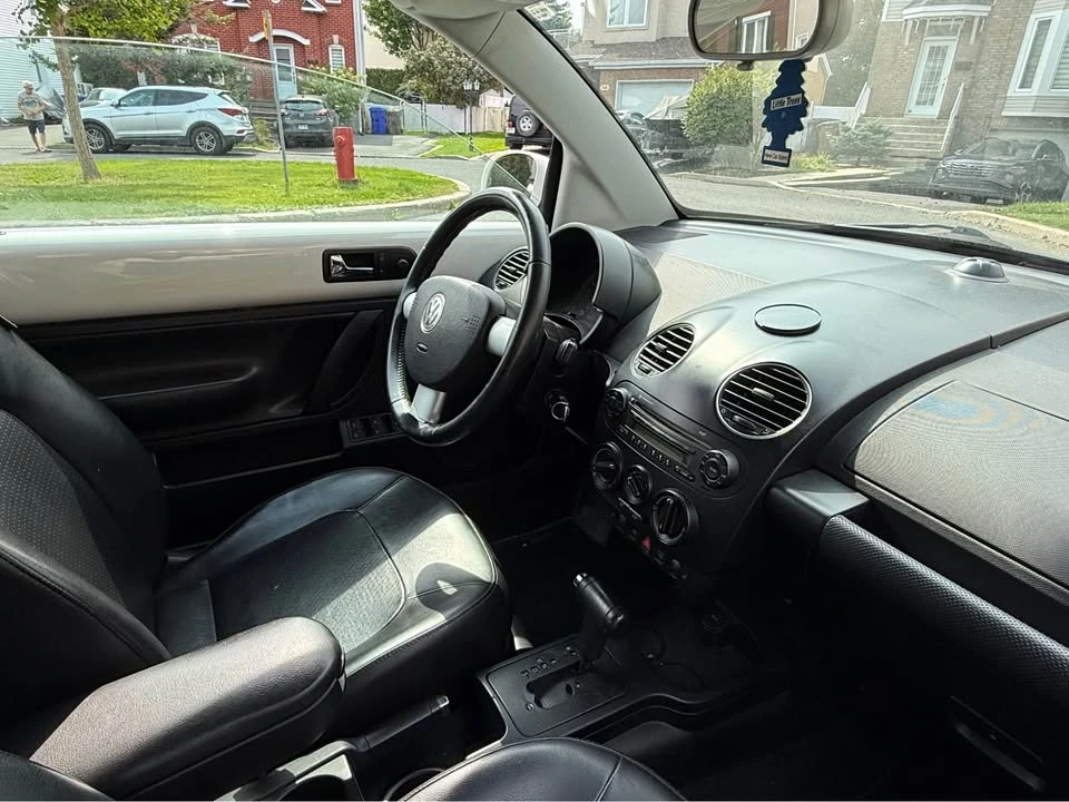 2010 Volkswagen New Beetle - Image 6 of 8