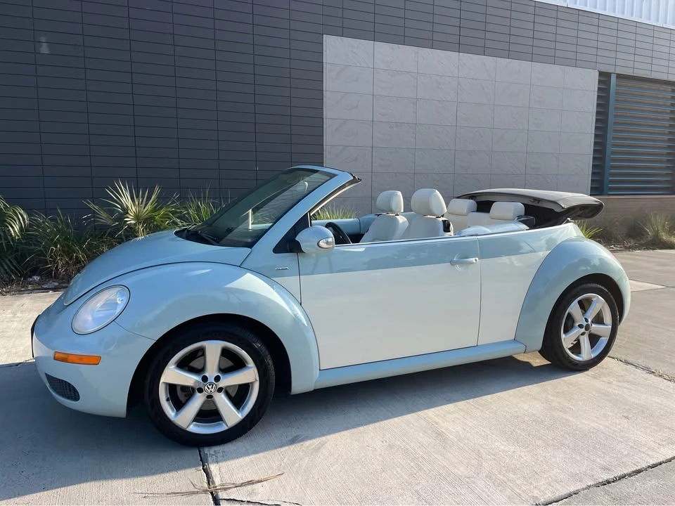 2010 Volkswagen New Beetle - Image 5 of 10