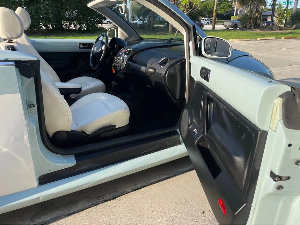 2010 Volkswagen New Beetle - Image 8 of 10
