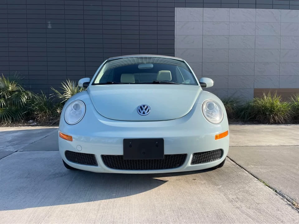 2010 Volkswagen New Beetle - Image 2 of 10